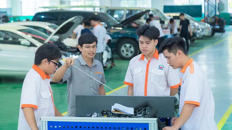 Sinh viên Trường Cao đẳng công nghệ cao Đồng An (TPHCM) trong giờ thực hành