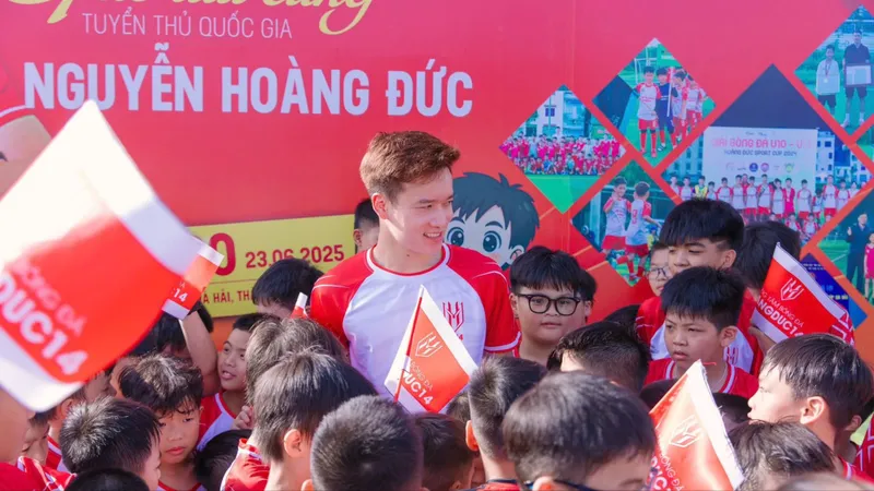Hoàng Đức với hình ảnh quen thuộc cùng các hoạt động thiện nguyện, bóng đá cộng đồng trong thời gian qua.