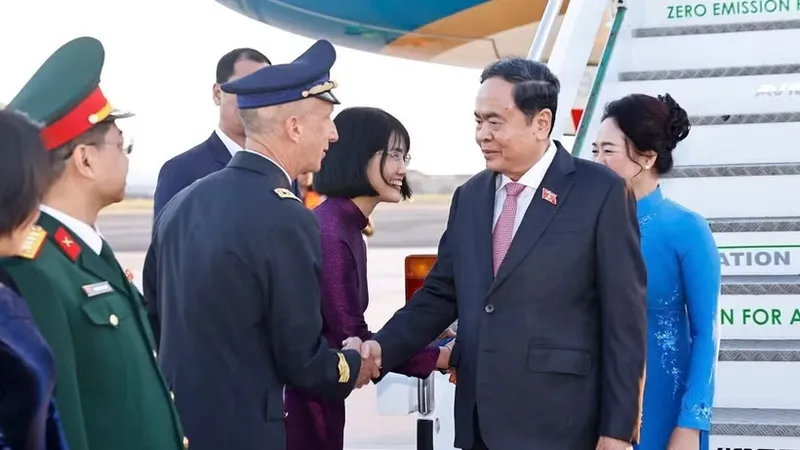 Lễ đón Chủ tịch Quốc hội Trần Thanh Mẫn và Phu nhân tại sân bay Ciampino, thủ đô Rome, Cộng hòa Italy. Ảnh: Doãn Tấn/TTXVN