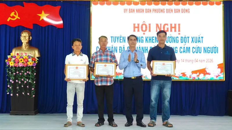 Đà Nẵng: Khen thưởng 3 cá nhân dũng cảm cứu 13 người bị đuối nước
