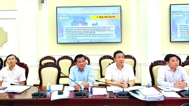 Các đại biểu tham dự phiên khảo sát