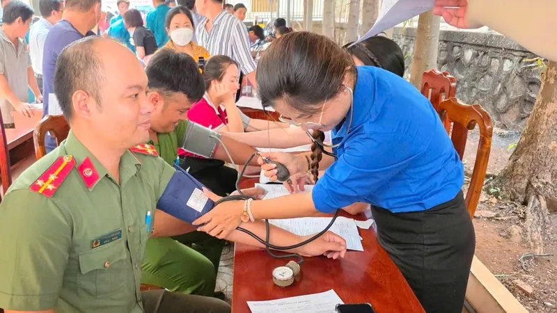 Gần 300 người tham gia hiến máu tại xã Long Sơn