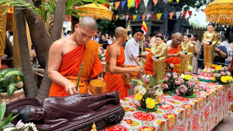 Đông đảo người dân tham dự nghi lễ tắm Phật trong Tết Chôl Chnăm Thmây