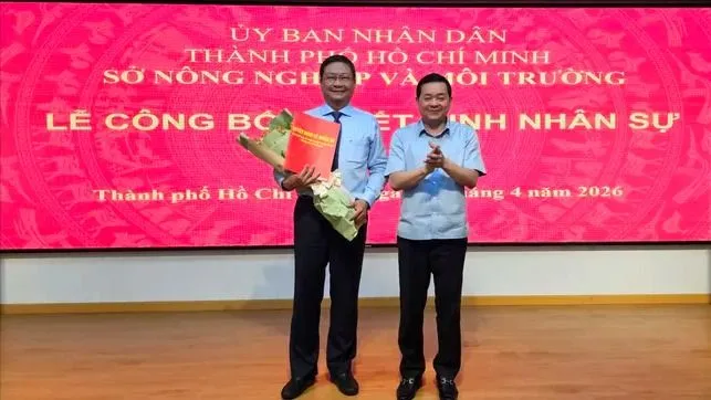 Giám đốc Sở NN-MT Nguyễn Toàn Thắng trao quyết định bổ nhiệm Phó Trưởng phòng Kinh tế đất cho ông Trương Hữu Chức
