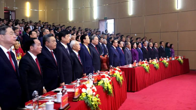 Tổng Bí thư, Chủ tịch nước Tô Lâm và các đồng chí lãnh đạo, nguyên lãnh đạo Đảng, Nhà nước thực hiện nghi thức chào cờ tại lễ kỷ niệm