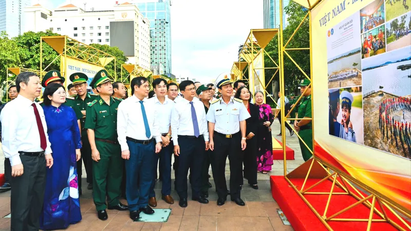 Khai mạc triển lãm ảnh “Việt Nam - Một dải non sông” và “TPHCM vang mãi khúc khải hoàn”
