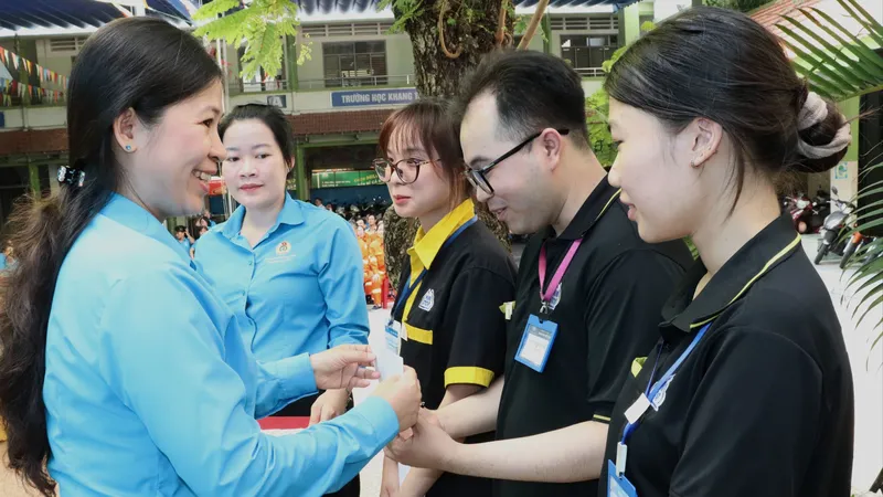 Chủ tịch Công đoàn phường Bàn Cờ Trương Võ Thùy Mỵ trao quà cảm ơn người lao động