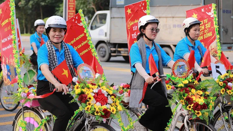 Diễu hành xe đạp hưởng ứng “Tháng 4 lịch sử” tại phường Bình Dương