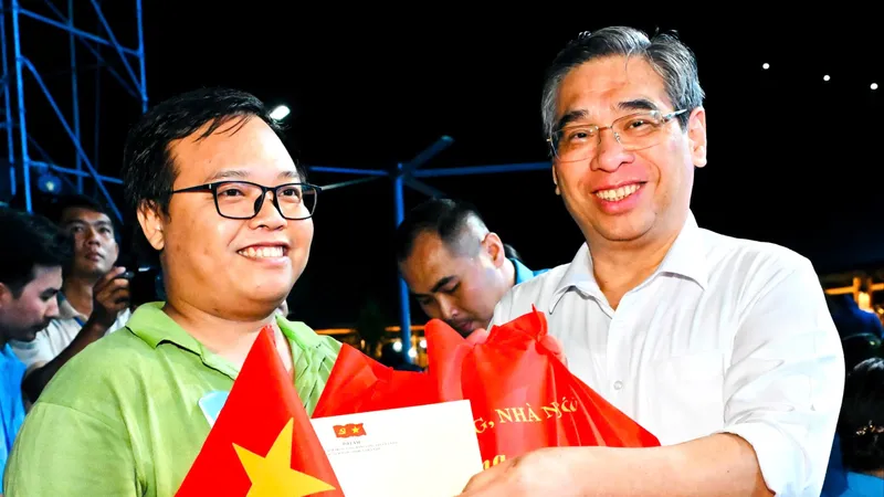 Phó Bí thư Thành ủy, Chủ tịch Ủy ban MTTQ Việt Nam TPHCM Nguyễn Phước Lộc trao quà đến người lao động nhân Tháng Công nhân. Ảnh: VIỆT DŨNG