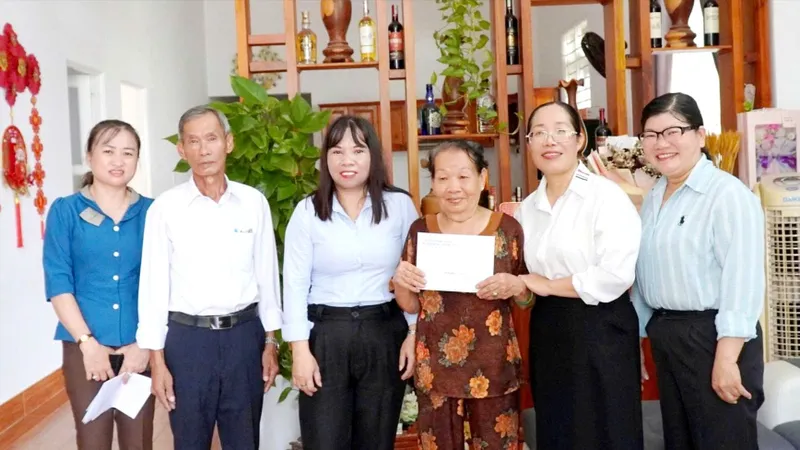 Xã Nghĩa Thành thăm, tặng quà gia đình chính sách, người có công