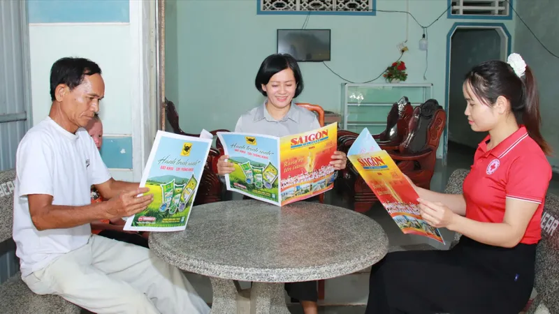 Báo Đặc san 30-4 phát hành đến Sở Tài chính TPHCM. Ảnh: VĂN PHONG