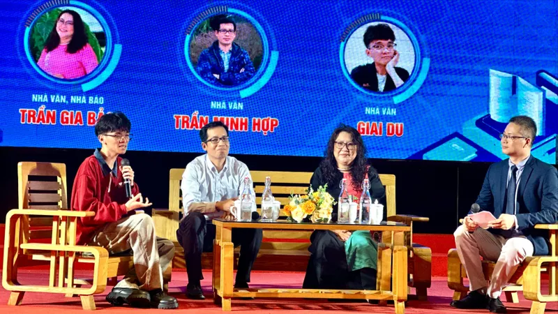 Nhà văn giao lưu, truyền cảm hứng sáng tác cho sinh viên 