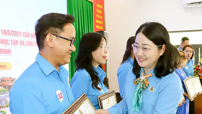 Phó Chủ tịch Liên đoàn Lao động TPHCM Nguyễn Kim Loan trao bằng khen đến tập thể tiêu biểu tại hội nghị sơ kết 5 năm thực hiện Kết luận 01-KL/TW ngày 18-5-2021 của Bộ Chính trị, ở đặc khu Côn Đảo (TPHCM), ngày 7-5-2026. Ảnh: THÁI PHƯƠNG
