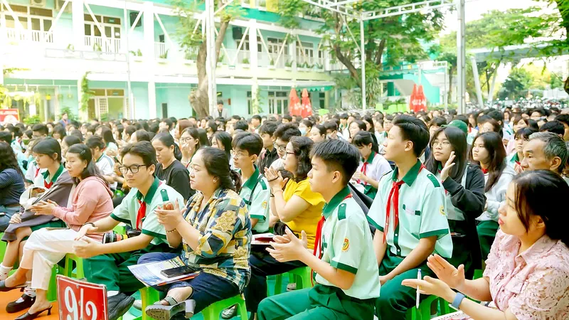 Phụ huynh và học sinh lớp 9, Trường THCS Hà Huy Tập (phường Gia Định, TPHCM) nghe tư vấn chọn trường, cuối tháng 1-2026. Ảnh: THU TÂM