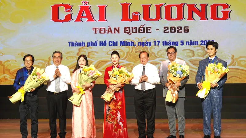 Thứ trưởng Bộ VH-TT-DL Tạ Quang Đông và Phó Bí thư Thành ủy, Chủ tịch Ủy ban MTTQ Việt Nam TPHCM Nguyễn Phước Lộc tặng hoa cho Ban giám khảo "Cuộc thi tài năng diễn viên cải lương toàn quốc - 2026". Ảnh: THÚY BÌNH