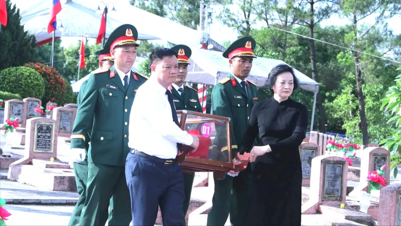 Phó Thủ tướng Phạm Thị Thanh Trà, lãnh đạo tỉnh Nghệ An cùng các đại biểu di chuyển hài cốt liệt sĩ về nơi an nghỉ cuối cùng 