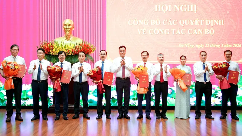 Thường trực Thành ủy Đà Nẵng trao quyết định và tặng hoa chúc mừng các cán bộ được điều động, bổ nhiệm