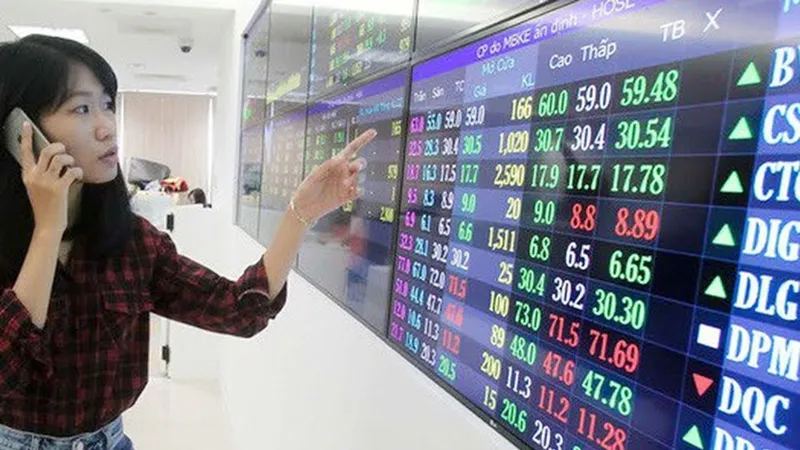 Nhà đầu tư theo dõi diễn biến thị trường chứng khoán tại một công ty chứng khoán ở TPHCM. Ảnh: HOÀNG HÙNG