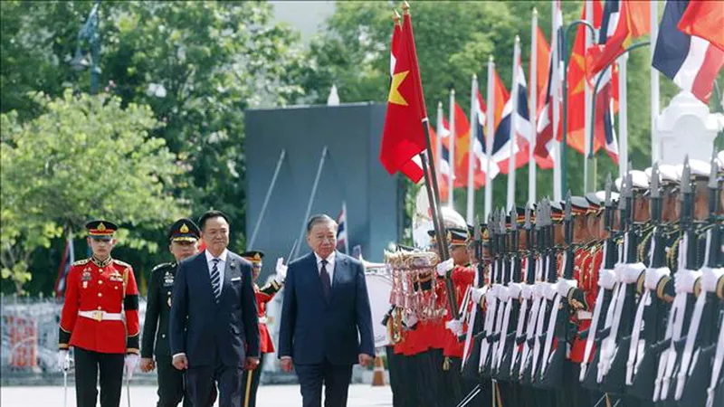 Tổng Bí thư, Chủ tịch nước Tô Lâm và Thủ tướng Thái Lan Anutin Charnvirakul duyệt Đội danh dự Quân đội Hoàng gia Thái Lan. Ảnh: Thống Nhất/TTXVN