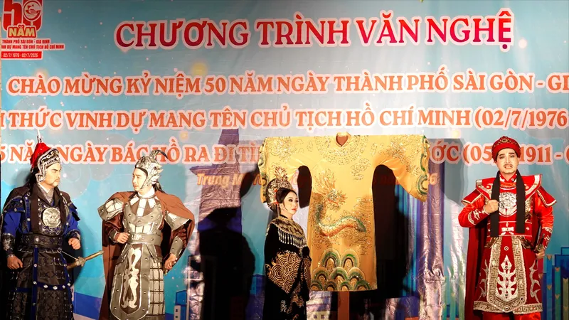 Các nghệ sĩ Nhà hát Cải lương Trần Hữu Trang biểu diễn trích đoạn cải lương "Thái hậu Dương Vân Nga". Ảnh: THÚY BÌNH