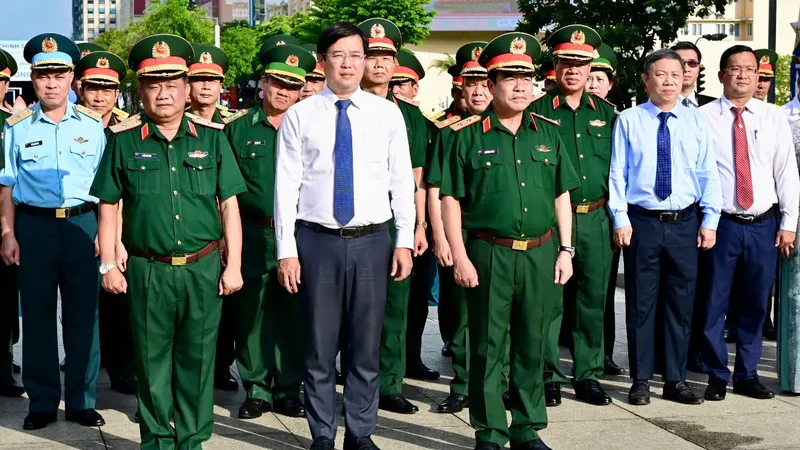 Lãnh đạo Bộ Quốc phòng và Thành ủy TPHCM dâng hoa tưởng nhớ Chủ tịch Hồ Chí Minh