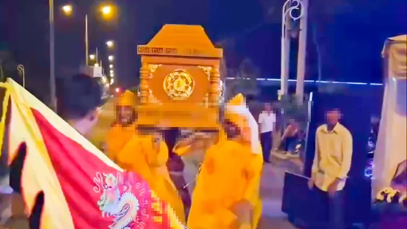 Nhóm người trong buổi tiệc khiêng quan tài ra giữa đường nhảy múa. Ảnh: MXH