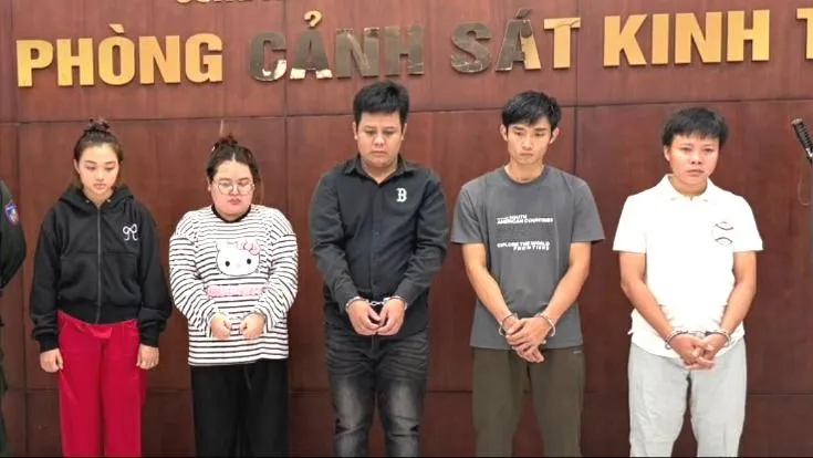 Triệt phá đường dây làm giả hơn 23.000 đôi dép thương hiệu lớn