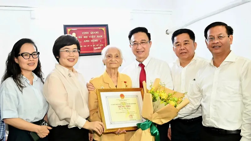 Phó Bí thư Thành ủy TPHCM Đặng Minh Thông thăm, chúc thọ người cao tuổi tiêu biểu