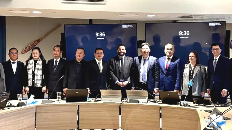 Phó Chủ tịch UBND TPHCM Hoàng Nguyên Dinh tặng quà lưu niệm đến Phó Thị trưởng Thành phố Wellington Ben McNulty