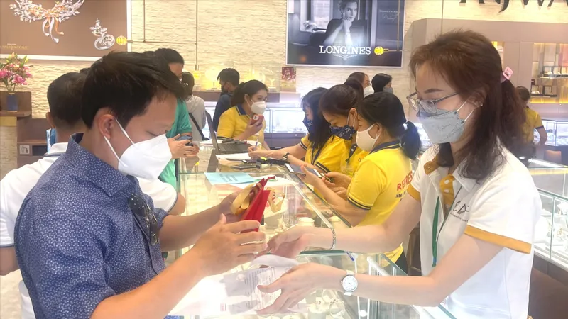 Chiều 12-6: Giá vàng tăng vọt, nới rộng chênh lệch với giá thế giới