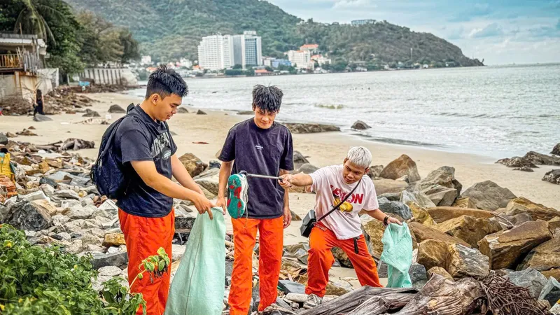 Thành viên nhóm Vũng Tàu Xanh dọn rác, bảo vệ môi trường sau buổi thể dục sáng
