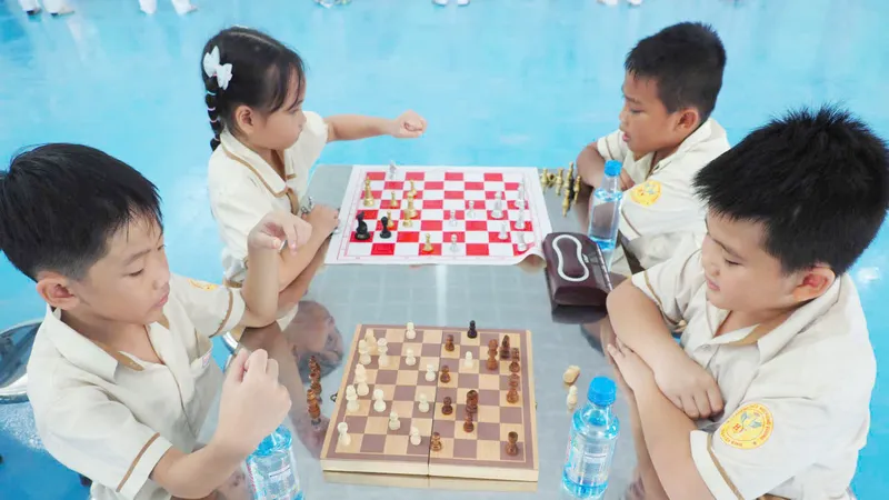 Muôn kiểu ứng phó với “học kỳ thứ ba”