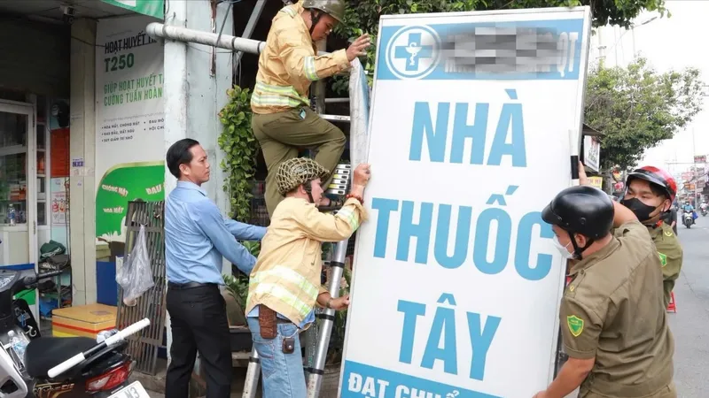 Xã Vĩnh Lộc tháo dỡ hàng loạt biển quảng cáo lấn chiếm vỉa hè
