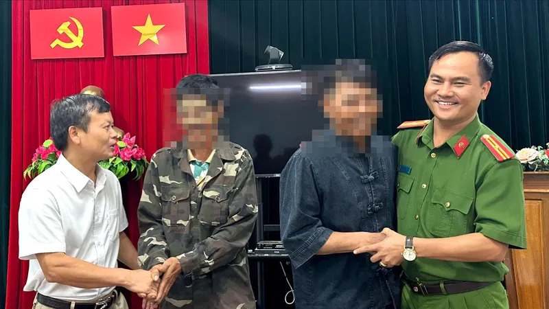 Ông Phạm Văn Toán (thứ 2 từ phải qua) tại trụ sở Công an xã Tu Mơ Rông