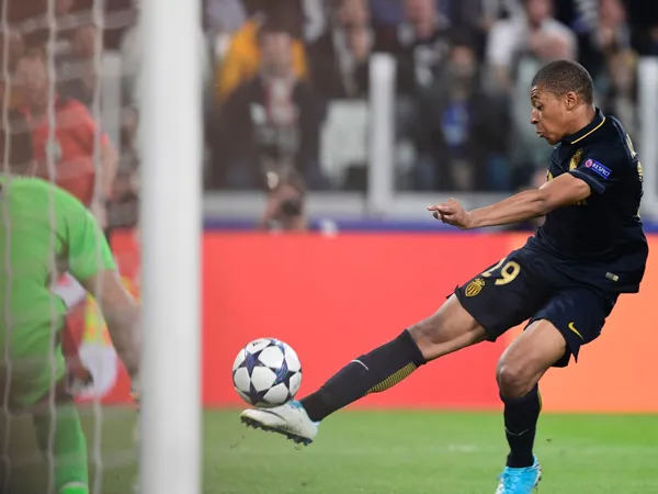 Kylian Mbappe, đại diện ưu tú cho một đội bóng Monaco trẻ trung đầy ấn tượng.