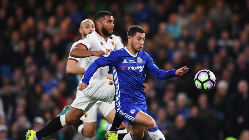 Eden Hazard (phải, Chelsea) trong pha uy hiếp khung thành Watford