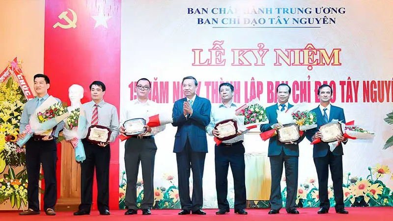 Ban Chỉ đạo Tây Nguyên đón nhận Huân chương Lao động hạng nhất