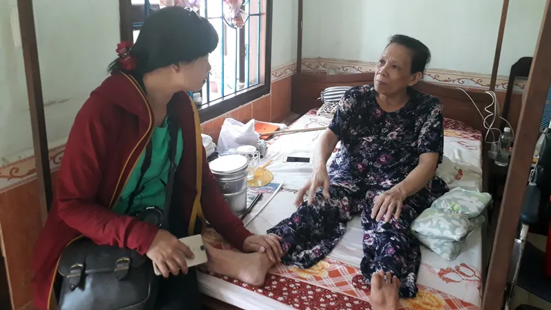 Thương binh Huỳnh Thị Mai bị chấn thương cột sống, liệt 2 chân, được Trung tâm Long Đất chăm sóc suốt 40 năm qua