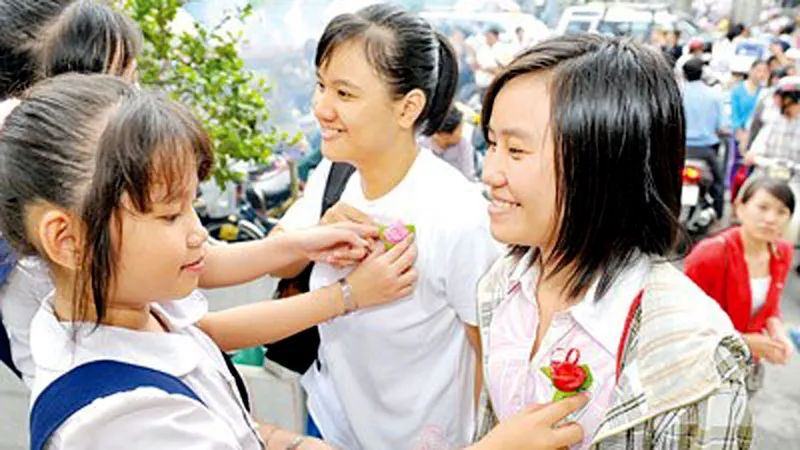 Các bạn trẻ vui mừng khi được cài hoa hồng đỏ trong mùa báo hiếu Vu Lan
