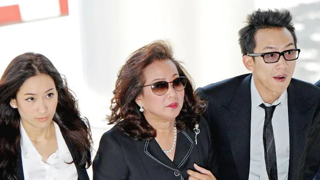 Con trai cựu Thủ tướng Thái Lan Thaksin Shinawatra, ông Panthongtae Shinawatra (phải) tới dự phiên điều trần tại Tòa án Hình sự Bangkok ngày 24-8. Ảnh: TTXVN