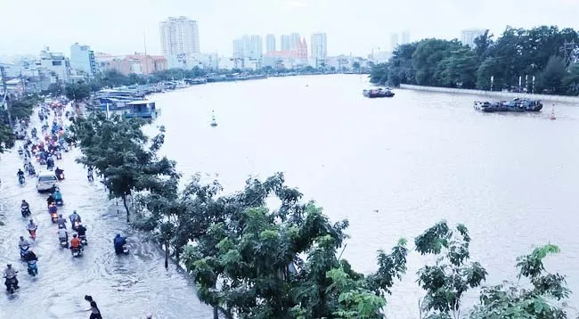 Lũ kết hợp triều cường, sông Sài Gòn đạt mức báo động 3