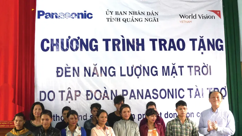 Panasonic trao tặng 1.200 đèn năng lượng mặt trời cho miền Trung