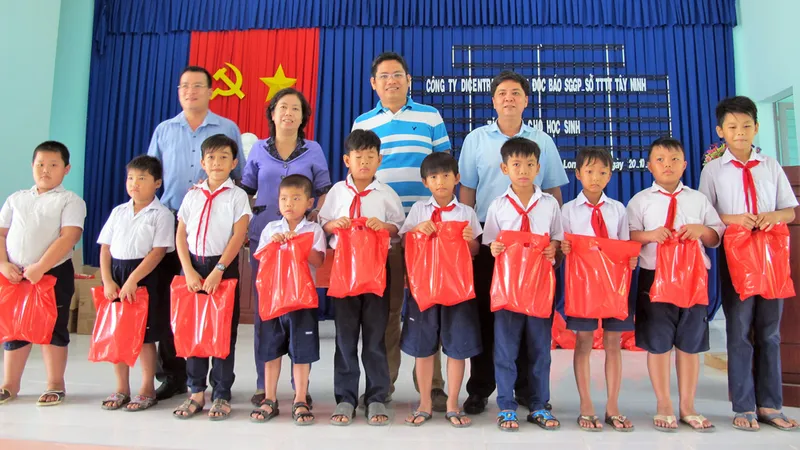 Tặng học bổng, quà và máy vi tính cho học sinh nghèo huyện Bến Cầu
