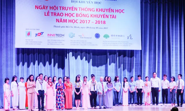 Trao tặng học bổng khuyến tài năm học 2017-2018