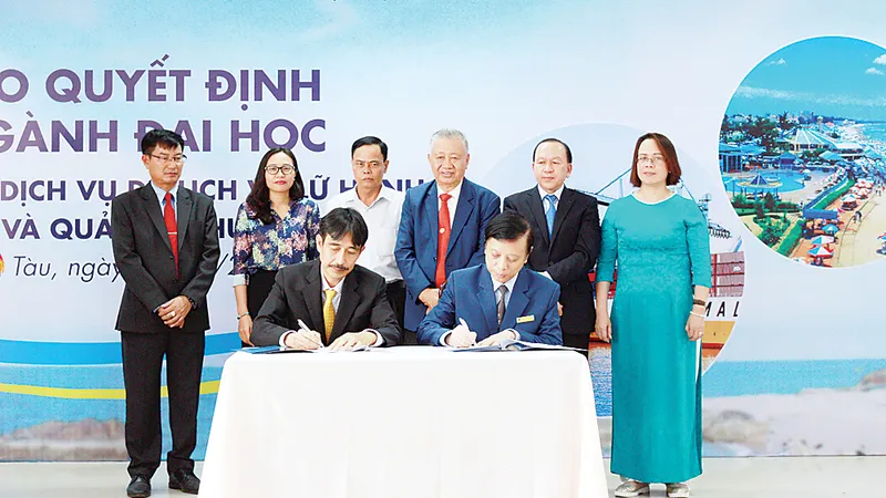 Bộ GD-ĐT trao quyết định mở 2 ngành mới cho Trường Đại học Bà Rịa - Vũng Tàu