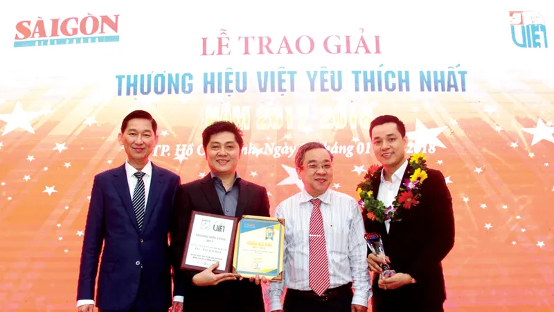 Ông Lại Minh Duy (thứ 2 từ bên trái sang) - Tổng Giám đốc TST tourist & Ông Nguyễn Văn Thi (ngoài cùng bên phải) - Trưởng phòng khối kinh doanh khách lẻ TST tourist nhận giải thưởng Thương hiệu Vàng 10 năm liên tiếp và giải thưởng Thương hiệu Việt yêu thí