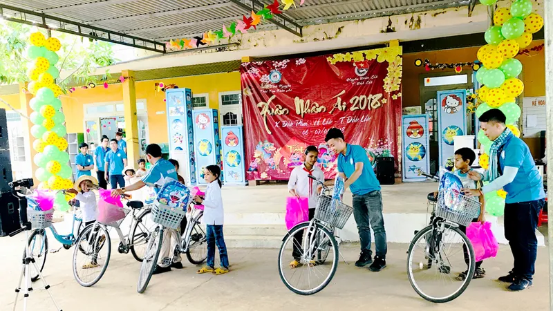 Mang xuân đến với trẻ vùng cao