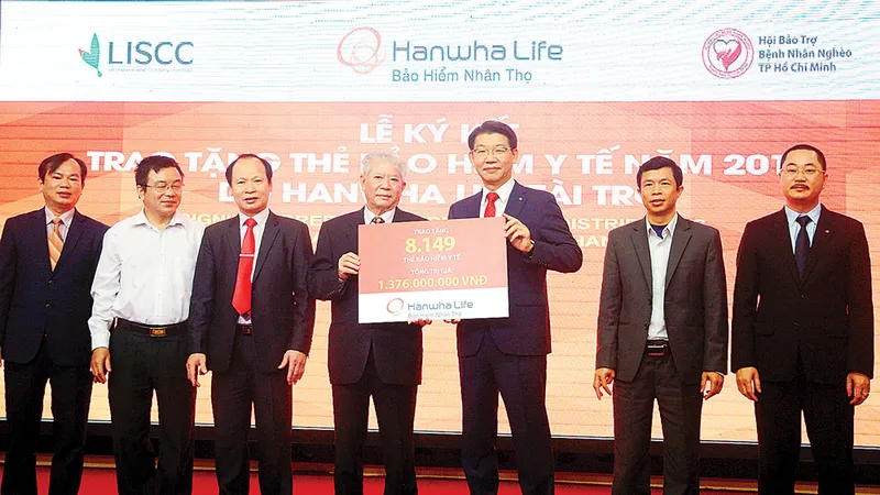 Hanwha Life Việt Nam tặng 8.149 thẻ bảo hiểm y tế cho người nghèo
