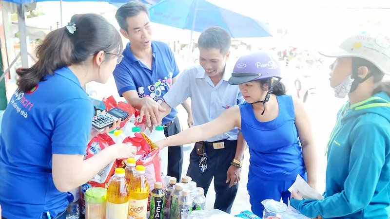 Người dân huyện ngoại thành mua hàng từ xe bán hàng lưu động. Ảnh: CAO THĂNG