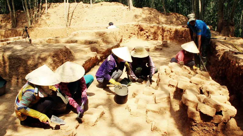 Phát hiện phế tích nền tháp Trắng Long 1.000 tuổi